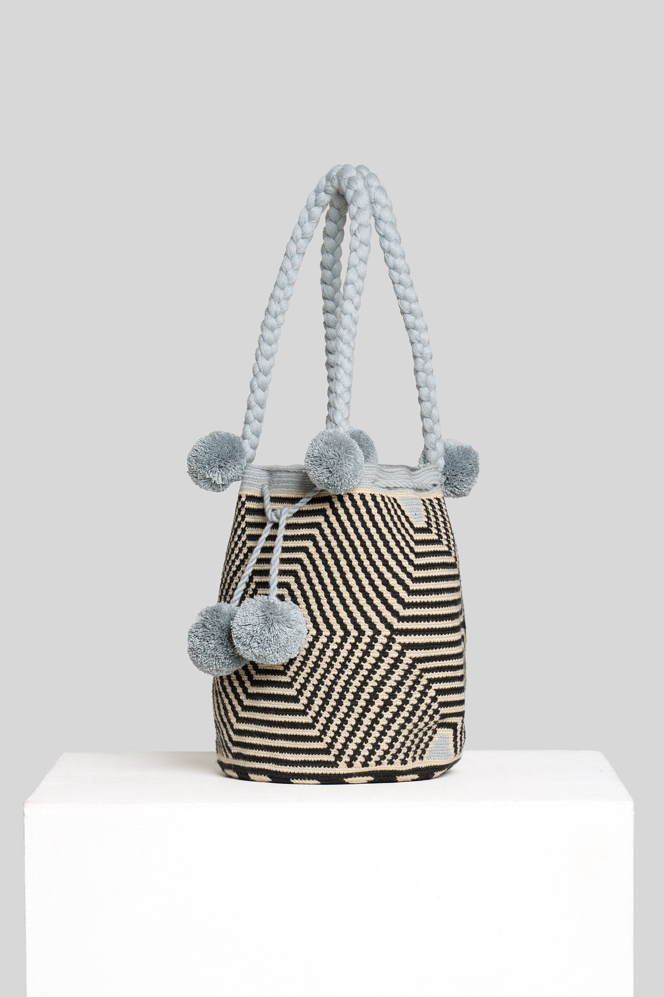 Mochila Optical con pompom smoke