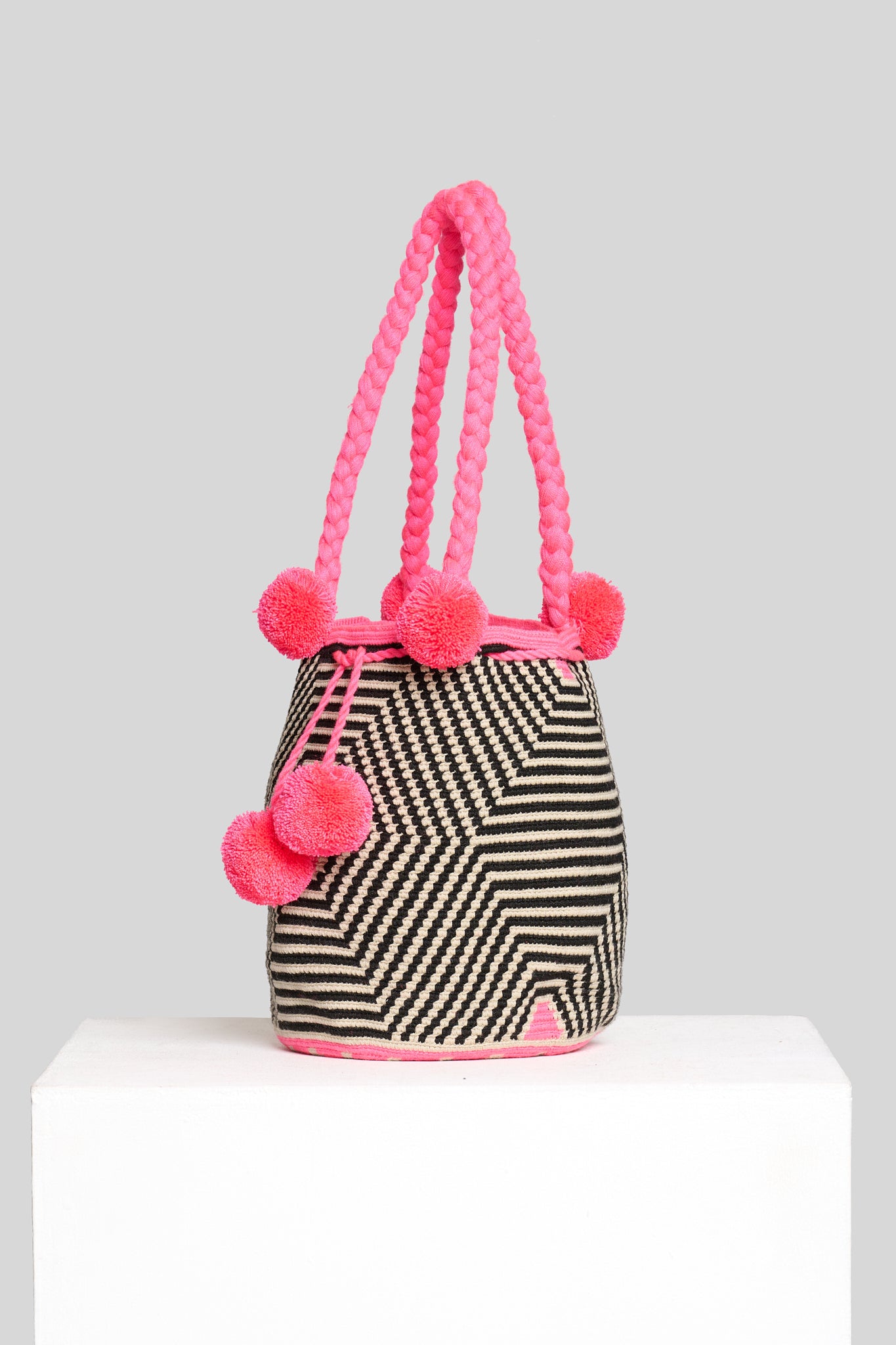 Mochila Optical con pompom rosa fluo