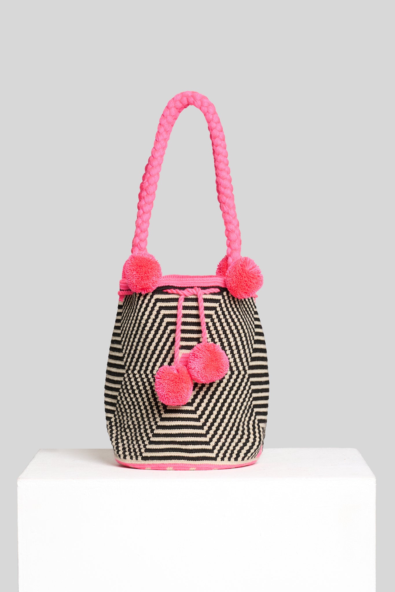 Mochila Optical con pompom rosa fluo