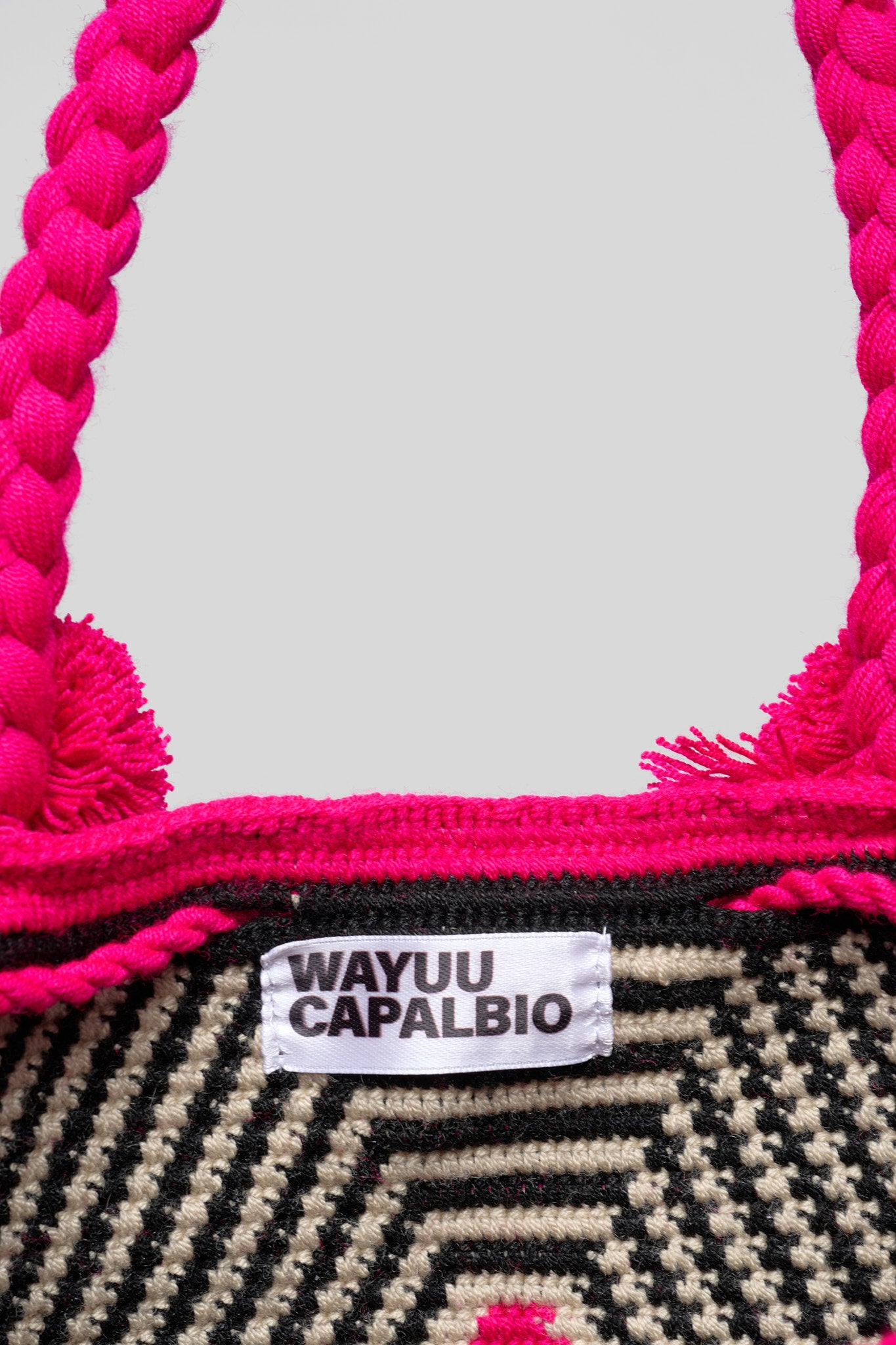 Mochila con pompom fucsia