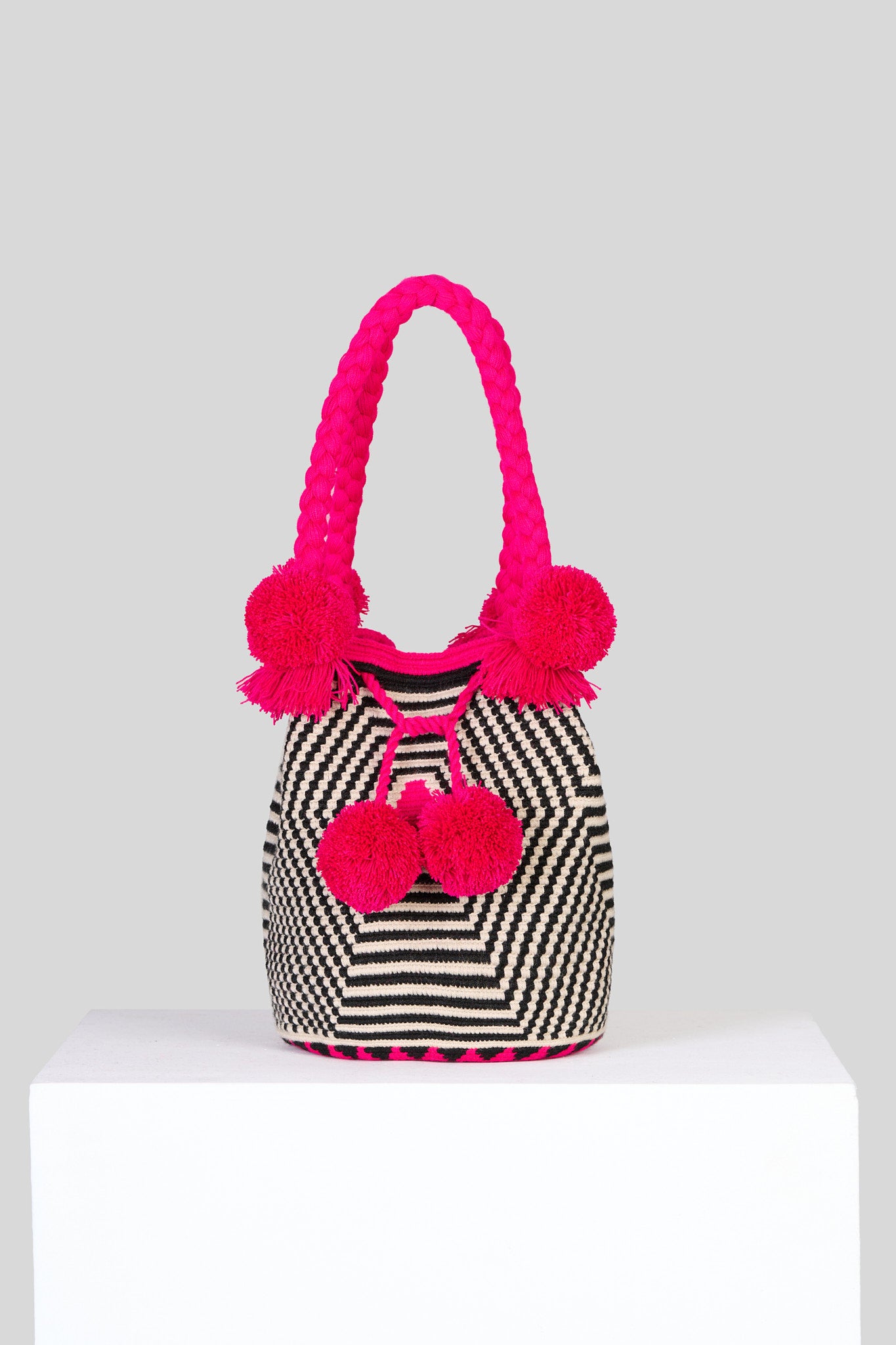 Mochila con pompom fucsia